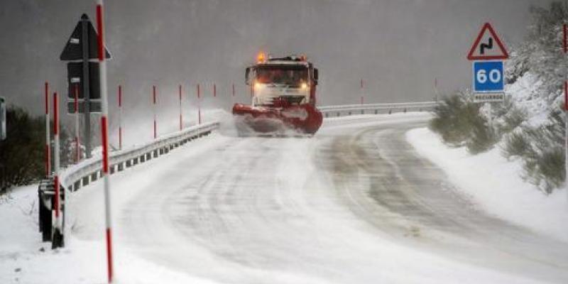 Una quitanieves limpia una carretera en Cantabria. EFE Una quitanieves limpia una carretera en Cantabria. EFE