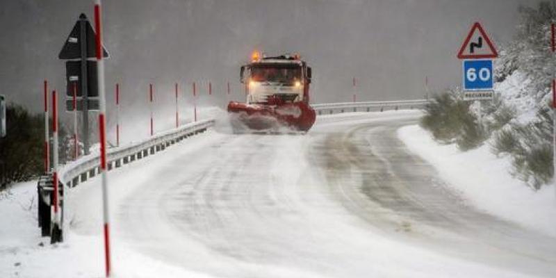 Una quitanieves limpia una carretera en Cantabria. EFE