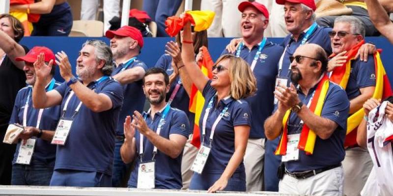 El ministro Pablo Bustinduy, junto a Pilar Alegría, celebrando la primera medalla española en tenis en silla de ruedas | Foto del Comité Paralímpico Español El ministro Pablo Bustinduy, junto a Pilar Alegría, celebrando la primera medalla española en tenis en silla de ruedas