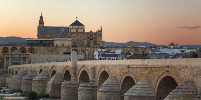 Lonely Planet Córdoba / Córdoba.org Panorámica del puente romano de Córdoba y al fondo la Mezquita-Catedral