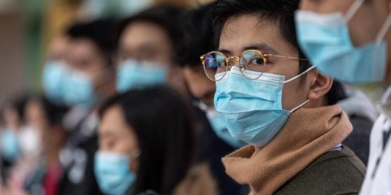 El COVID-19 causa más restricciones en Hubei Imagen de varios médicos en Hong Kong, foto de EFE