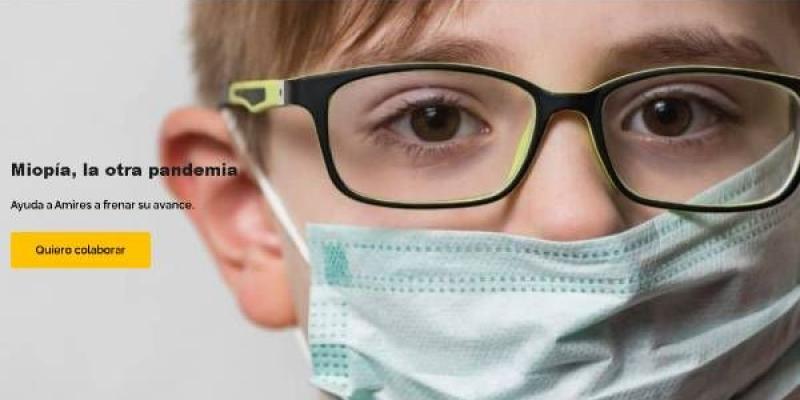 Cartel de la campaña. se ve a un niño con gafas y mascarilla, y una etiqueta para realizar una donación 