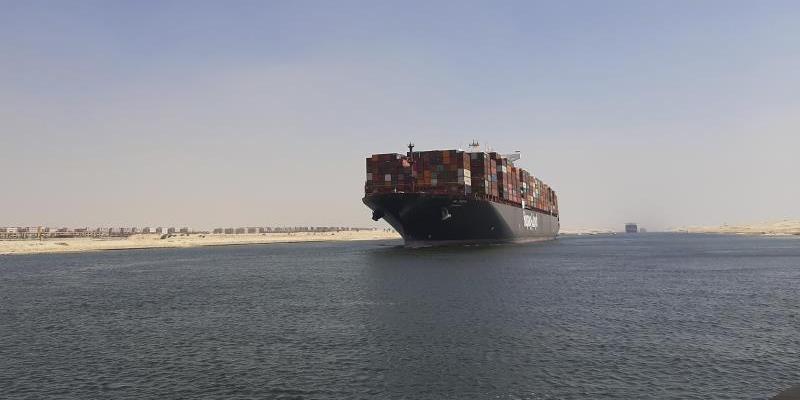 El Canal de Suez alcanza récord de ingresos de 5.900 millones de dólares.
Canal de Suez
