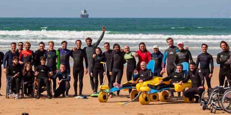 El surf adaptado gana terreno en las playas cántabras