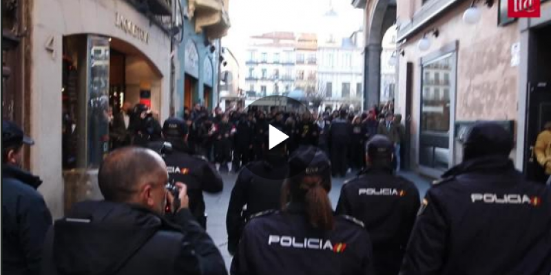 Un grupo de radicales de izquierda bloquearon el paseo por las calles que realizaban los candidatos y militantes de Vox en Segovia, tras la presentación sus propuestas electorales. Radicales de Izquierda acosan a militantes de Vox en Segovia