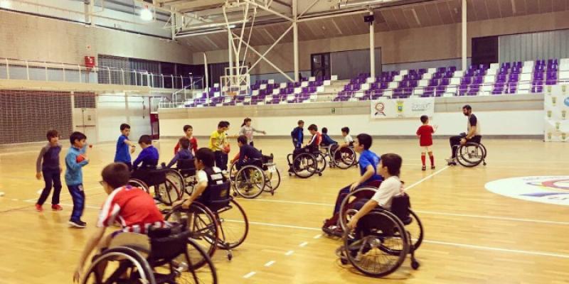 Niños de Castilla y León usuarios de silla de ruedas jugando al baloncesto