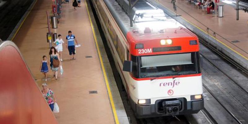 Según datos del Ministerio de Fomento, 28 estaciones de cercanías en Madrid carecen de itinerarios accesibles. Cercanías