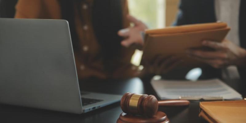 Una facilitador procesal ayuda a otra persona en un proceso judicial | Foto de 123RF/armmypicca Una facilitador procesal ayuda a otra persona en un proceso judicial | Foto de 123RF/armmypicca
