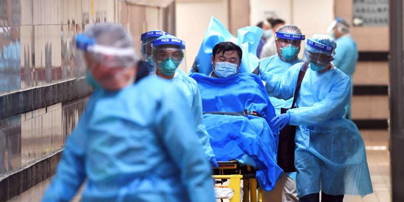 Personal médico transfiere a un paciente altamente sospechoso en Hong Kong. Foto de Reuters.