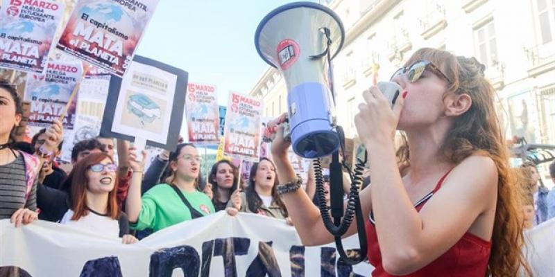Varios cientos de personas han llevado este jueves las demandas del movimiento ecologista iniciado por la activista sueca Greta Thunberg de 15 años a las puertas del Congreso de los Diputados. Clima