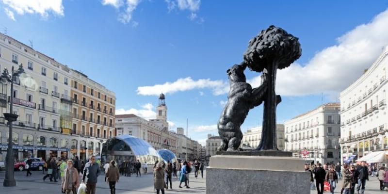 Imagen de la Puerta del sol con el "Oso y el Madroño" a la derecha 