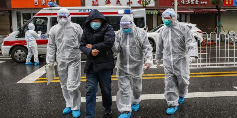 China continúa con su grave crisis con el coronavirus Varios especialistas en China recogiendo a un contagiado