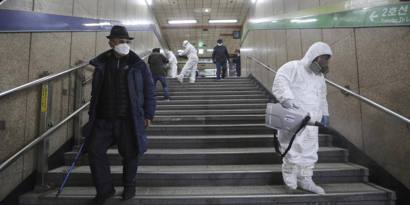 Operarios en Corea del Sur desinfectan una entrada de metro. Foto AP