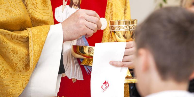 Un cura da la comunión. (iStock) Un cura da la comunión. (iStock)