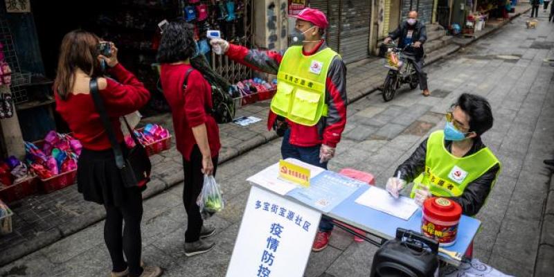 Control de la temperatura corporal en una calle de Cantón, al sur de China. Foto de EFE