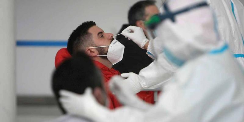 Covid / Público El Covid sigue descendiendo poco a poco en España