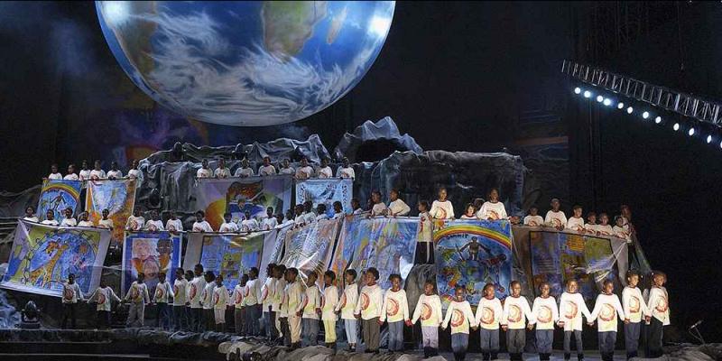 Unos niños en una presentación en la Cumbre Mundial sobre el Desarrollo Sostenible en Johannesburgo. Foto ONU/Eskinder Debebe