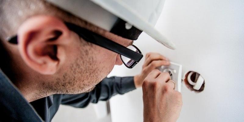 Derechos que no recordabas que tenías Electricista trabajando en un enchufe