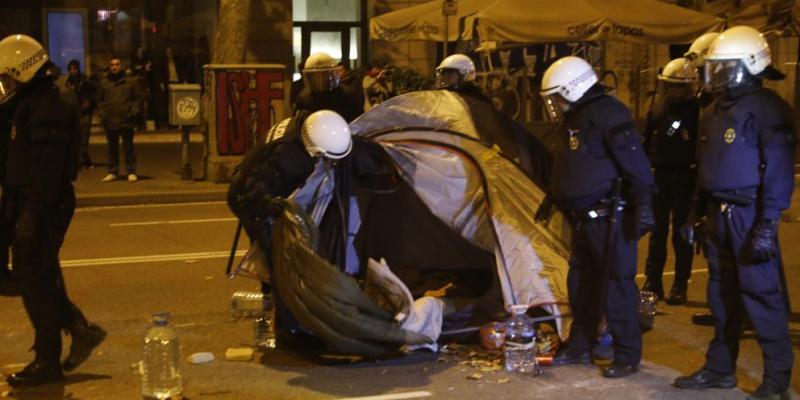 Desalojan la acampada de la plaza Universitat de Barcelona (Llibert Teixidó / La Vanguardia) Desalojo acampados Barcelona