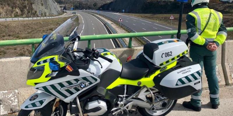 Un motorista de la Agrupación de tráfico de la Guardia Civil vigilando las carreteras en los desplazamientos. Foto de la DGT