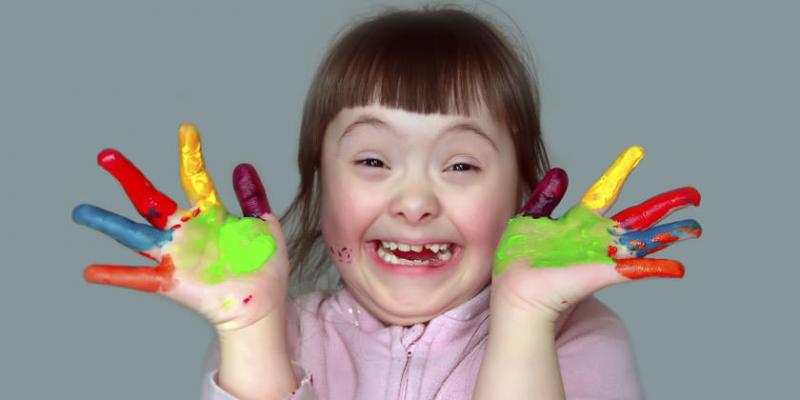 Niña con Síndrome de Down Niña con Síndrome de Down