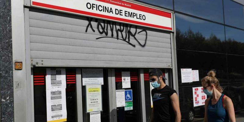 Una oficina del SEPE, criticado por la demora en la tramitación de los ERTE. Dos personas paseando por delante de una oficina del SEPE, organismo encargado de pagar los ERTE / EFE