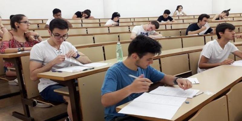 Exámenes en confinamiento Examen de la EVAU año 2019. Con amplia distancia entre los alumnos.