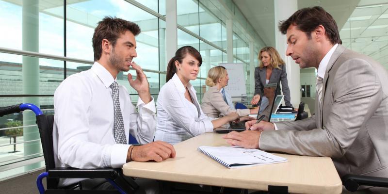 Persona con discapacidad en su puesto de trabajo. Edad laboral personas con discapacidad