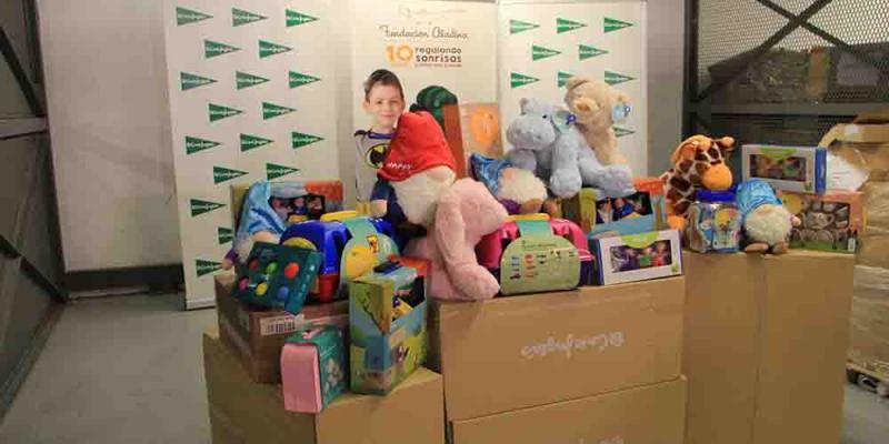 El Corte Inglés colabora con la Fundación Aladina llevando más de tres mil juguetes a hospitales