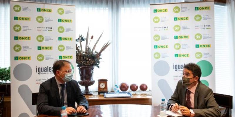 Empleo público/ ONCE ONCE y SKR firma un convenio para potenciar el el acceso del empleo público en personas con discapacidad visual