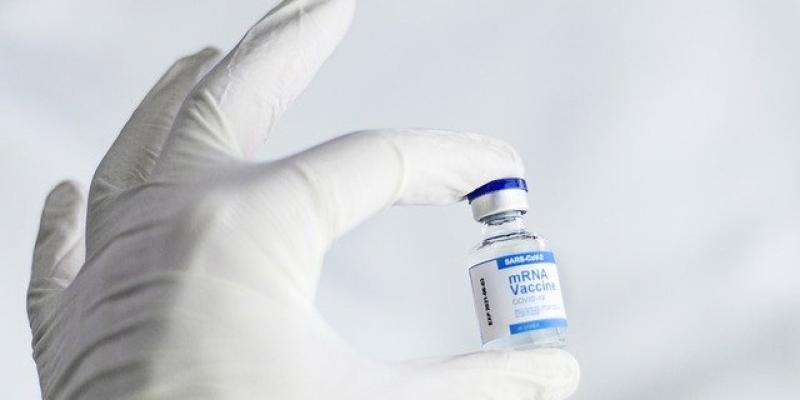En las residencias de mayores se han evitado el 88 % de las hospitalizaciones y el 97 % de los fallecimientos gracias a las vacunas Frasco de vacuna contra el Covid-19