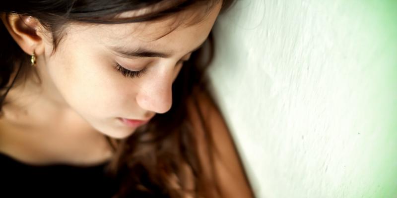 16795222 - emotional portrait of a sad girl with a shallow depth of field and space for text Enfermedad mental niños