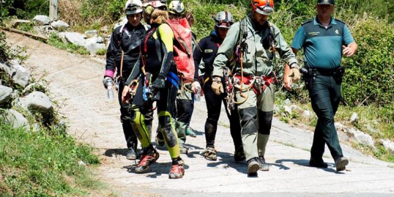 Rescatadas las espeleólogas perdidas en una cueva de Cantabria. Espeleólogas