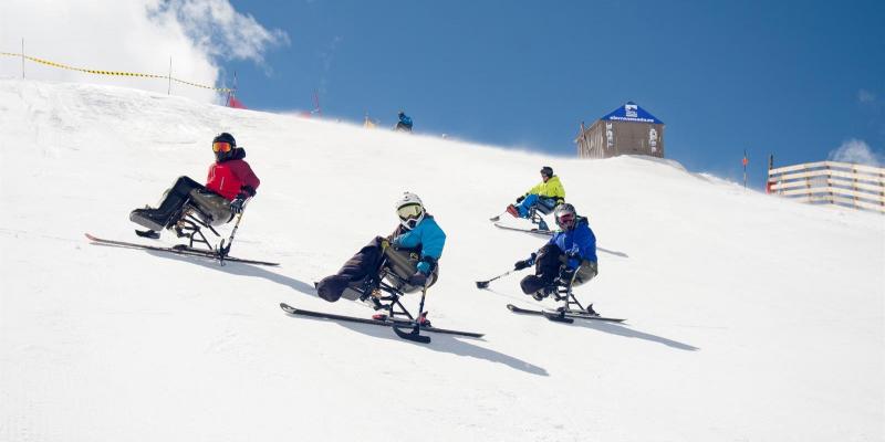 La Fundación Deporte y Desafío organiza cursos de esquí adaptado.