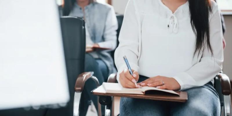Estudiar una FP / Freepik Chica estudiando una FP