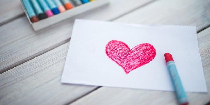 Febrero deja a los enamorados con buenas temperaturas. Foto de un corazón dibujado en un papel. Pixabay