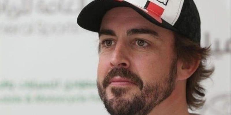 Primer plano de Fernando Alonso con barba y gorra de su equipo 