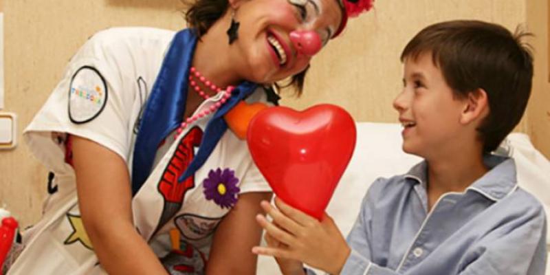 Una Doctora Sonrisa con un niño en el hospital