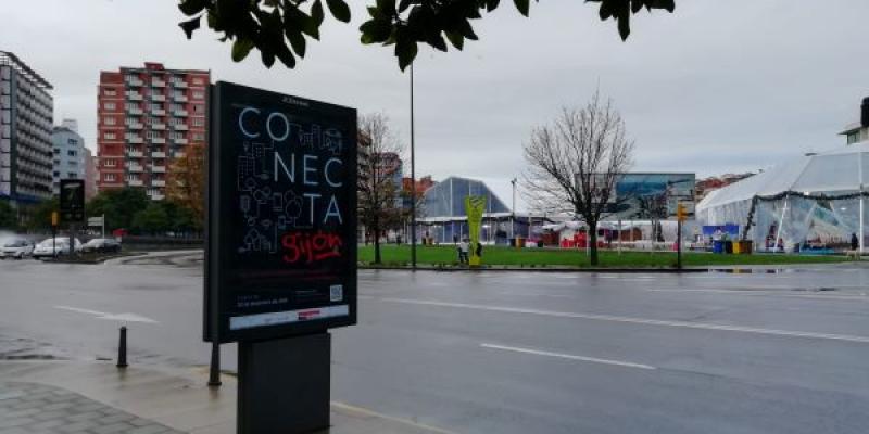 Parque de Gijón en el que se visualiza una pantalla que indica "Conecta" 