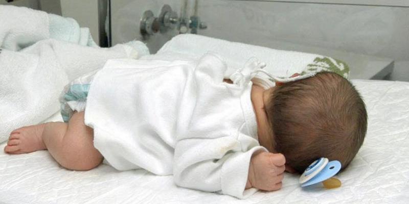 Un bebé ingresado en un hospital. / ENRIQUE ALONSO (EFE) Giovannino