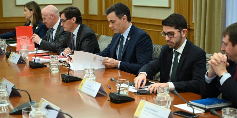 Pedro Sánchez anuncia que el Gobierno tomará medidas ante el impacto del coronavirus.