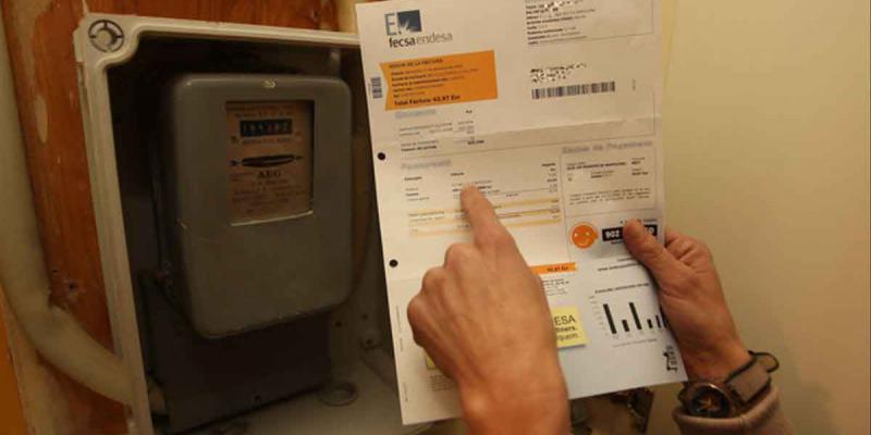 Plan de respuesta a las consecuencias de la guerra / El Periódico El Gobierno planteará una serie de medidas para pagar la luz y la gasolina
