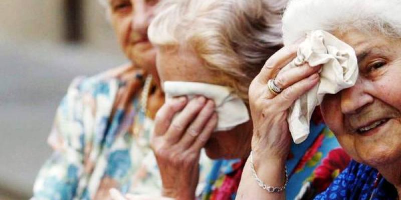 Golpe de calor en personas mayores que secan su sudor con un pañuelito blanco. 