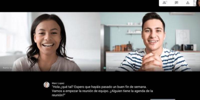 Google Meet Subtítulos / El Periódico Una chica a la izquierda y un chico a la derecha hablan en Google Meet con los subtítulos activados