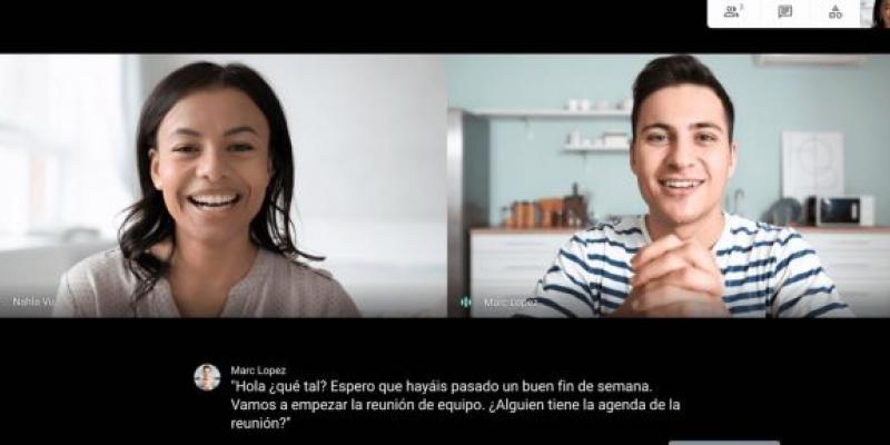 Una chica a la izquierda y un chico a la derecha hablan en Google Meet con los subtítulos activados 