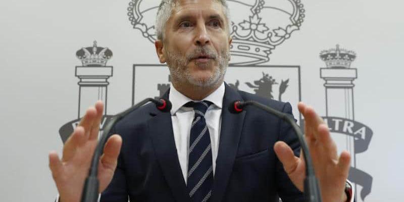 Grande-Marlaska: “Torra lo que tiene es una deuda con el conjunto de los catalanes, tiene que hablar con ellos de convivencia”.
Grande-Marlaska
