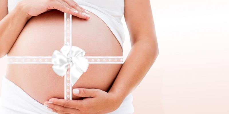 Vacunarse contra la gripe durante la gestación es algo que los expertos recomiendan Embarazada sujetándose la barriga