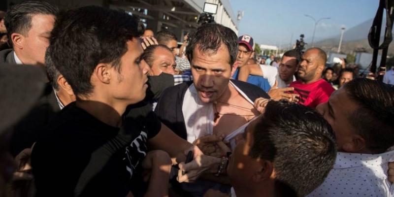 El presidente interino Juan Guaidó a su llegada al aeropuerto Simón Bolivar. Foto de EFE