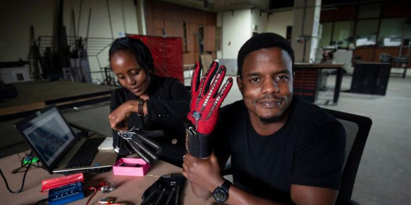 Roy, inventor de los guantes