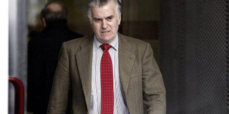 Gurtel / Caso que pone el foco en la corrupción del PP en Madrid Luis Bárcenas con traje camina por la calle